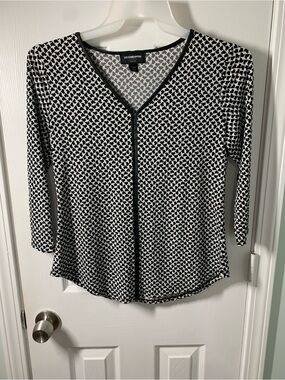 Liz Claiborne Black and White V‑Neck Geometric Print Top